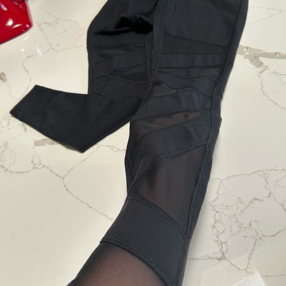 Lululemon Black Mesh Geometric Leggings Size 6 - Picture 3 of 8